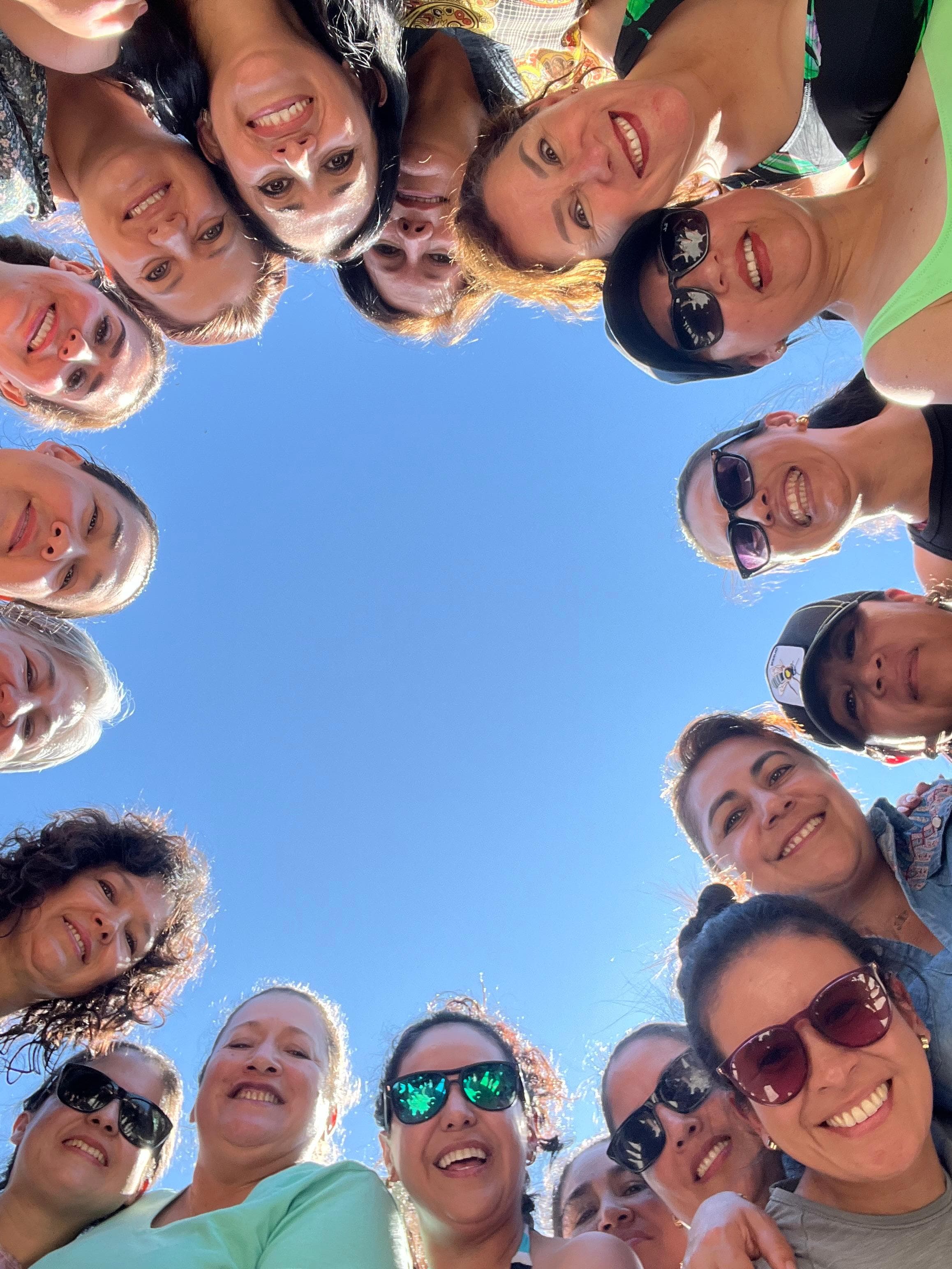 Circulo de andariegas vistas desde abajo con cielo azul